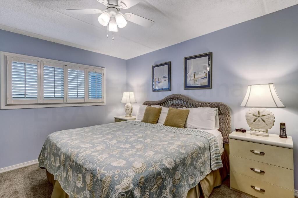 Premium appartement, 2 slaapkamers, balkon, uitzicht op oceaan | Een bureau, een laptopwerkplek, een strijkplank/strijkijzer