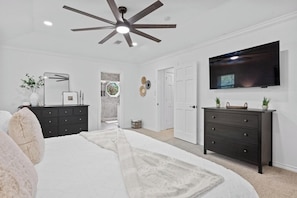 4 bedrooms, desk, iron/ironing board, free WiFi