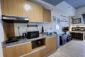 Room - Azur Suites Amani A326,near Airport, Netflix, Cozy (Lapu-Lapu City)