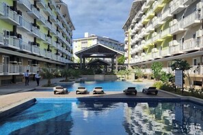 Outdoor pool - Azur Suites Amani A326,near Airport, Netflix, Cozy (Lapu-Lapu City)