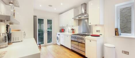 Een koelkast, een microgolfoven, een oven, een vaatwasser