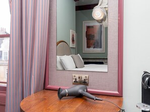 1 chambre, fer et planche à repasser, accès au Wi-Fi (inclus)
