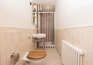 Bathroom - Pass the Keys | Cosy King room in Central Bath (Bath)
