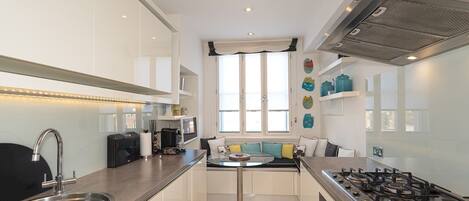 Fridge, oven, dishwasher, coffee/tea maker