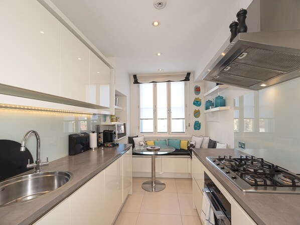 Fridge, oven, dishwasher, coffee/tea maker