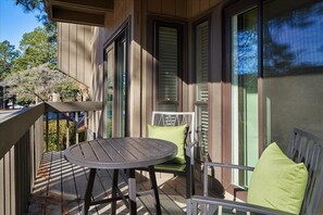 Outdoor dining - 3BD Pinehurst Golf & Family Retreat on Course No 5. Near Village & Fair Barn. (Pinehurst)