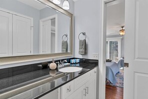 Shower, hair dryer, towels, soap - 3BD Pinehurst Golf & Family Retreat on Course No 5. Near Village & Fair Barn. (Pinehurst)