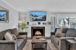 Smart TV, fireplace, foosball - 3BD Pinehurst Golf & Family Retreat on Course No 5. Near Village & Fair Barn. (Pinehurst)