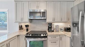 Frigorífic, microones, forn i placa de cuina