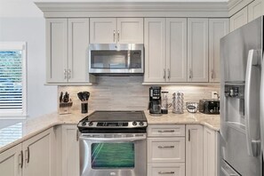 ثلاجة، ميكروويف، فرن، موقد طهي مسطح