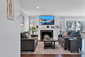 تلفزيون ذكي، مدفأة، كرة قدم الطاولة