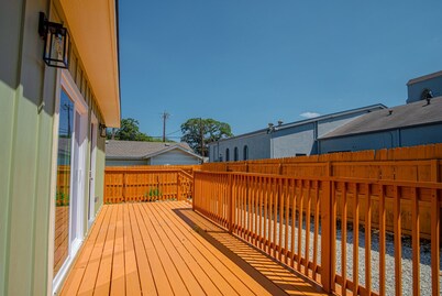 Generous 5BR 3BA Haven Close to Alamo Riverwalk