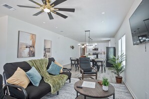 House | 5 bedrooms - Generous 5BR 3BA Haven Close to Alamo Riverwalk (San Antonio)