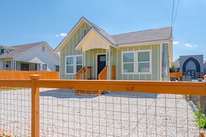 House | 5 bedrooms - Generous 5BR 3BA Haven Close to Alamo Riverwalk (San Antonio)