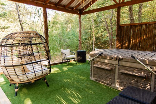 Bison Suite - relax in your private hot tub and explore the Ranch! 