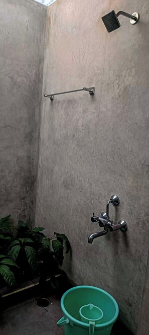 Toallas, jabón, papel de baño 