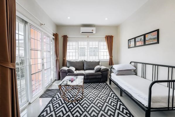 Living area - Glass House, Mountain View, Near Airport-City (Chiang Rai)