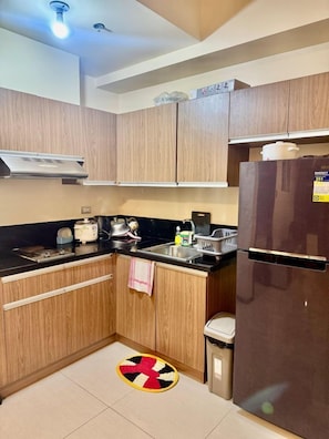 Refrigerador, placa de cocina, utensilios de cocina