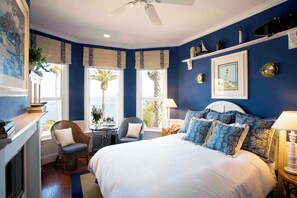 In-room safe, blackout drapes, free WiFi, bed sheets - Snug Harbor Inn (Avalon)