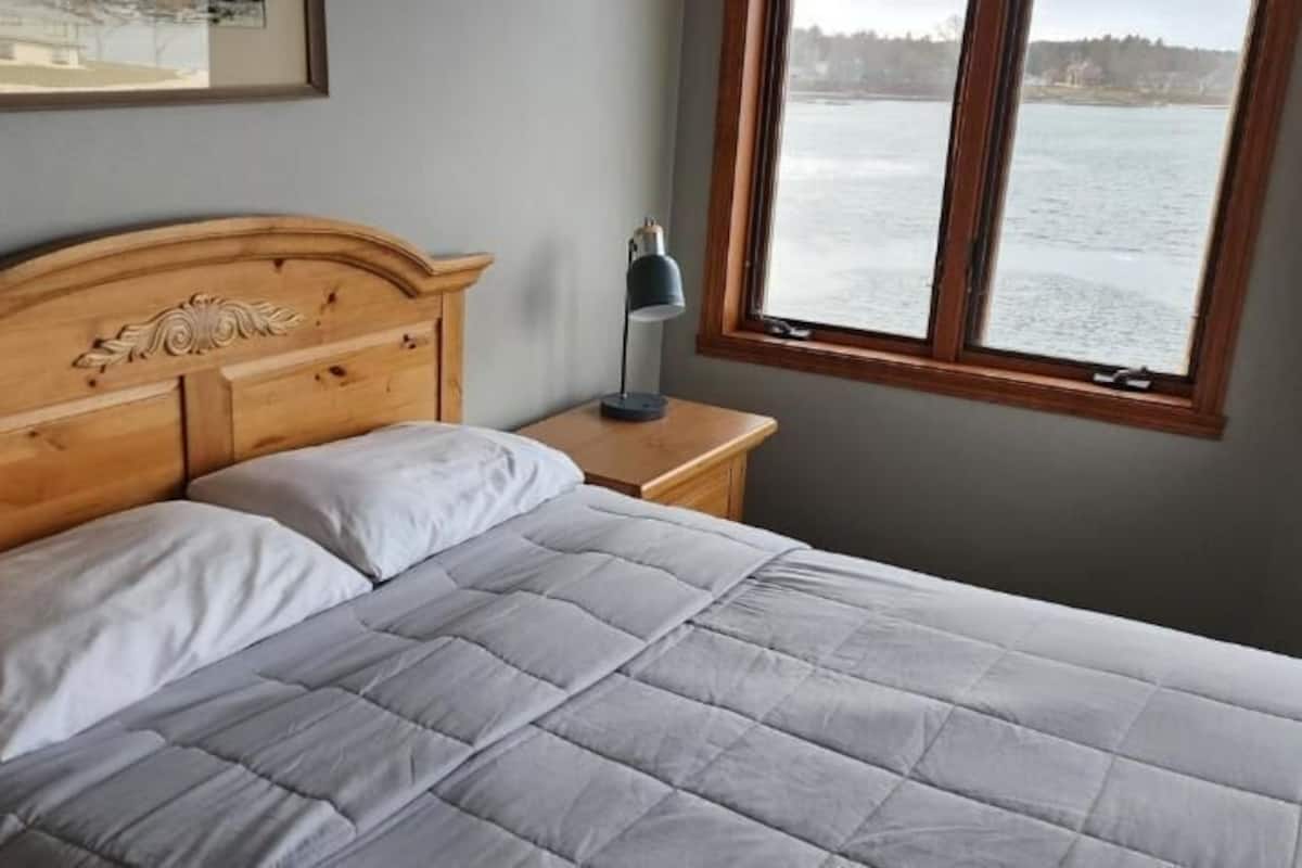 Deluxe Single Room, Mountain View | In-room safe, blackout drapes, free WiFi