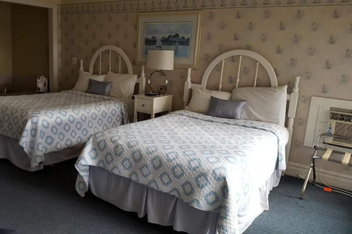 Deluxe Suite, Partial Ocean View | In-room safe, blackout drapes, free WiFi