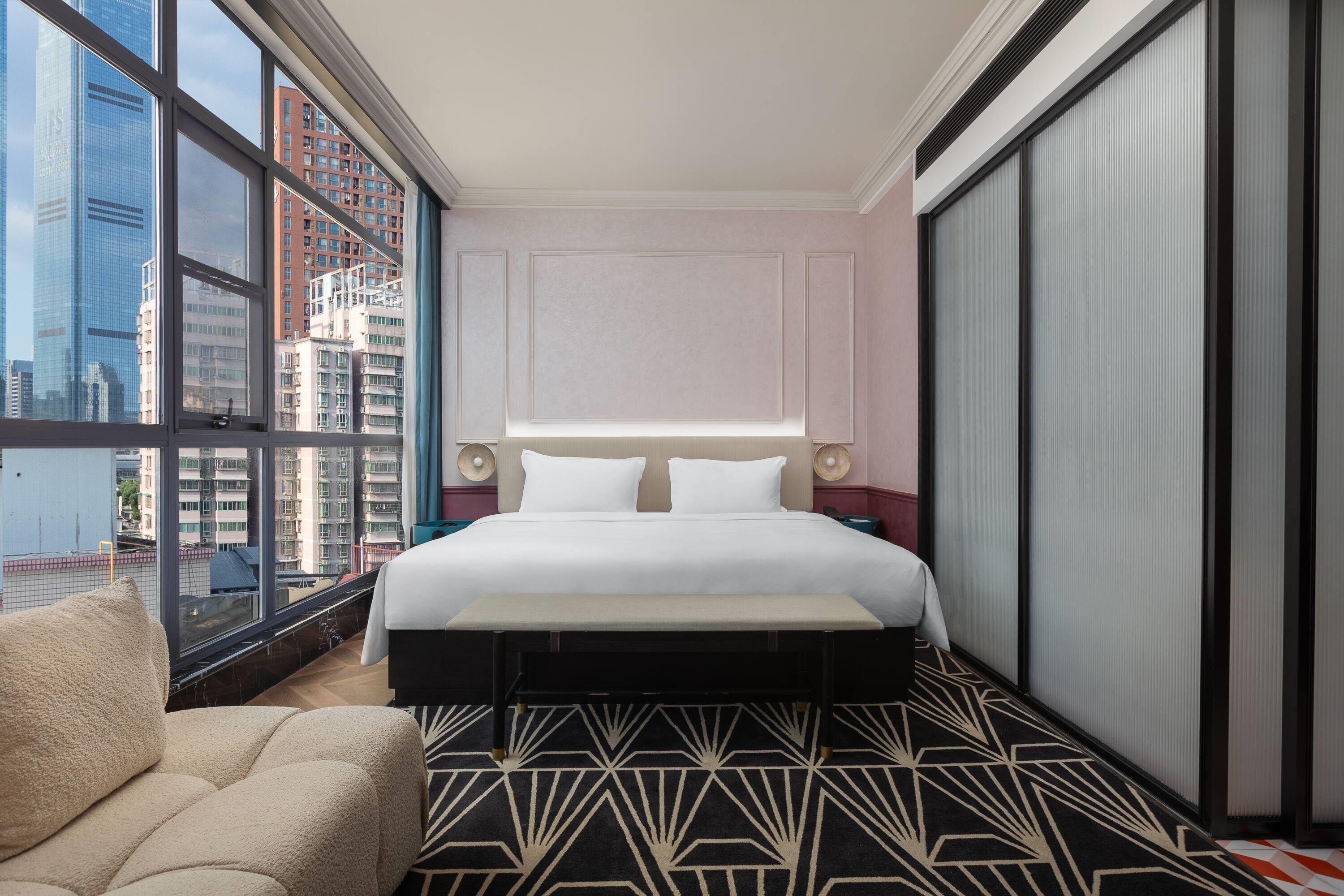 Room, 1 King Bed, Non Smoking, City View (Bathtub)