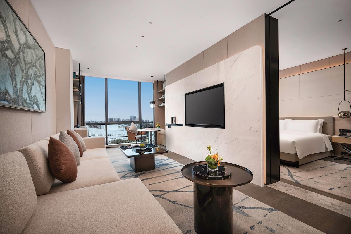 Junior suite, 1 kingsize bed | Donsdekens, een gratis minibar, een strijkplank/strijkijzer