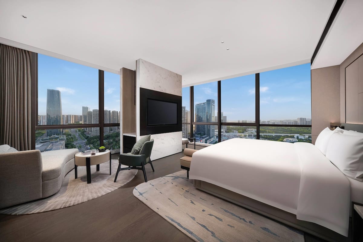 Executive suite, 1 kingsize bed | Donsdekens, een gratis minibar, een strijkplank/strijkijzer