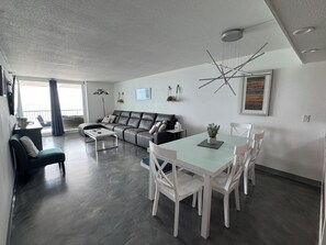 Interior - BEACHFRONT- TOP FLOOR - 3 BED/ 3 BATH
Charming Madeira Beach Condo (Madeira Beach)