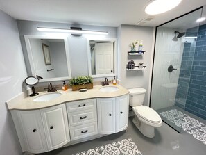 Regadera, secadora de cabello, toallas, papel de baño 