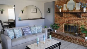 Smart TV, fireplace - Ultimate Game Day Stay, 3BR House +Pool Near AT&T Stadium but far from the noise (Arlington)