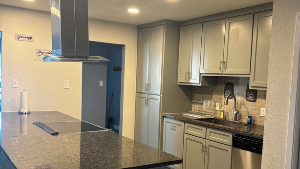 A modern kitchen with granite countertops, stainless steel appliances, and light gray cabinets. - Ultimate Game Day Stay, 3BR House +Pool Near AT&T Stadium but far from the noise (Arlington)