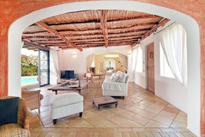Villa, 5 Bedrooms, Private Pool, Garden View | Living room | Books