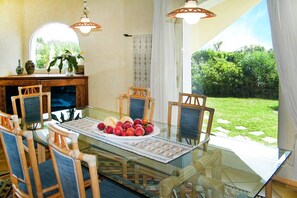 Villa, 5 habitaciones, alberca privada, vista al jardín | Comedor