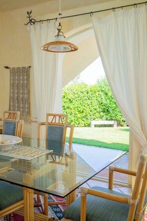 Villa, 5 habitaciones, alberca privada, vista al jardín | Comedor