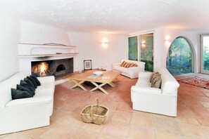 Villa, 5 Bedrooms, Private Pool, Garden View | Living room | Books
