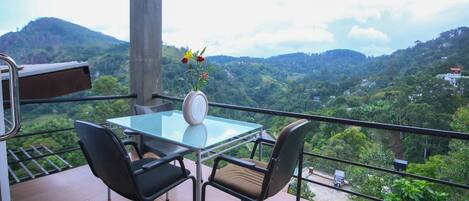 Habitación clásica doble, balcón, vistas a la montaña | Terraza o patio