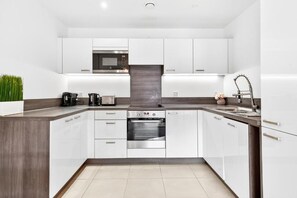 Microondas, horno, parrilla de estufa y lavavajillas 