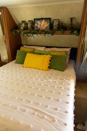 1 bedroom, free WiFi, bed sheets - The Oasis - a shabby-chic, glamping escape to the wild side at Oak Meadow Ranch (Valley View)