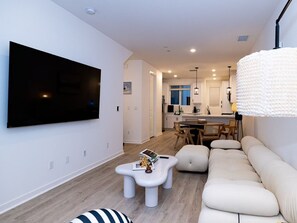 Appartamento, letti multipli, patio, vista giardino (4061#39-2 Ontario) | Area soggiorno | TV a schermo piatto 42 pollici con canali digitali