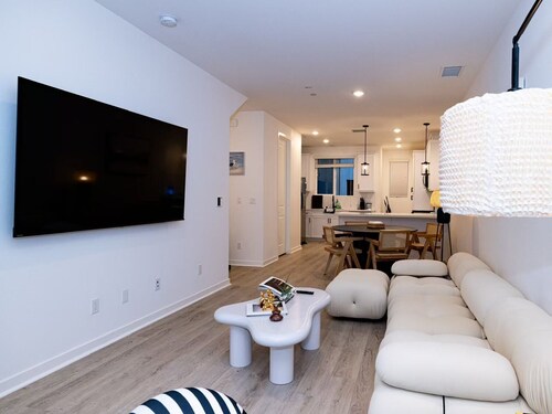 Near ONT Modern Designer Stay Bright Chic Spacious