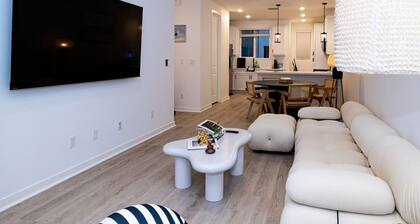 Near ONT Modern Designer Stay Bright Chic Spacious