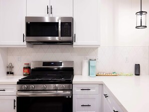 Appartamento, letti multipli, patio, vista giardino (4061#39-2 Ontario) | Cucina privata | Frigorifero, microonde, forno, piano cottura