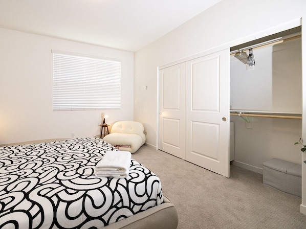 Appartement, Plusieurs lits, patio, vue sur le jardin (4061#39-2 Ontario) | 2 chambres, décor unique, ameublement unique