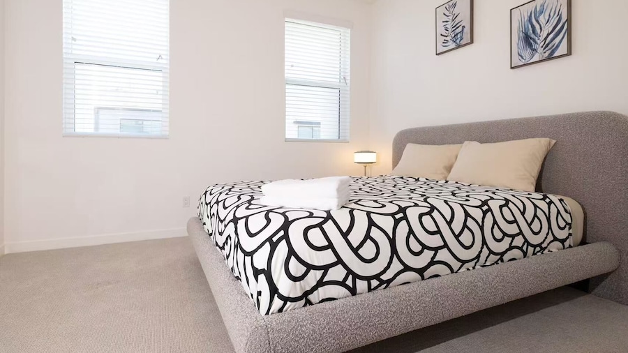 Near ONT Modern Designer Stay Bright Chic Spacious