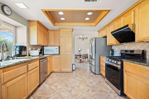Casa, varias camas, patio, vista al jardín (6933 Rancho) | Cocina privada | Refrigerador, microondas, horno y parrilla de estufa