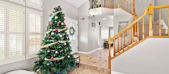 Near ONT Spacious 4BR Family Retreat Safe Area