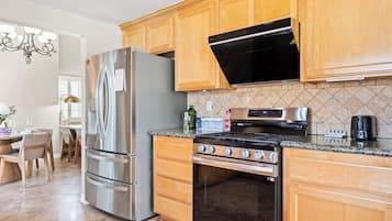 House, Multiple Beds, Patio, Garden View (6933 Rancho) | Private kitchen | Fridge, microwave, oven, stovetop