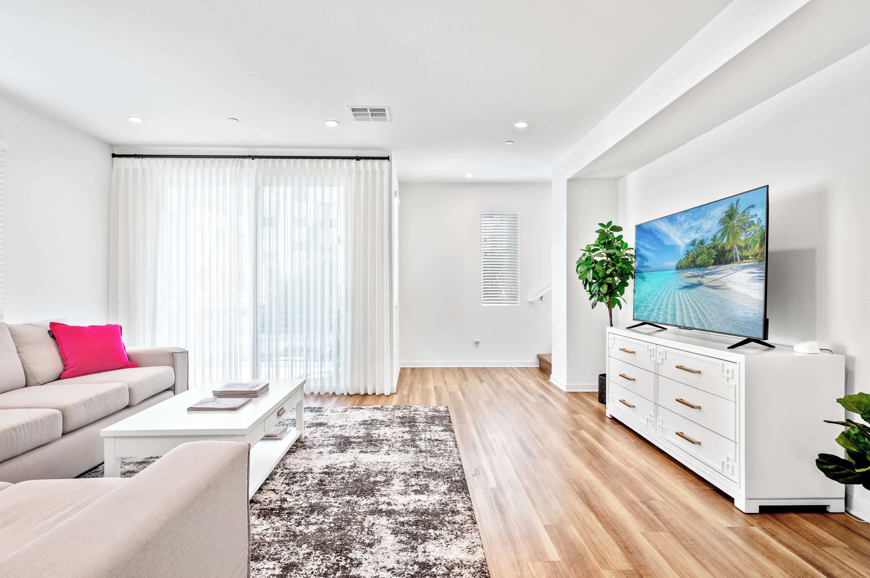 Casa geminada, 1 cama King, varanda, vista para o jardim (148 B, Irvine-2) | Área de estar | TV de tela plana 42 polegadas com canais digitais