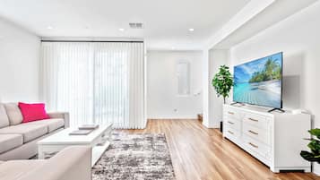Casa geminada, 1 cama King, varanda, vista para o jardim (148 B, Irvine-2) | Área de estar | TV de tela plana 42 polegadas com canais digitais